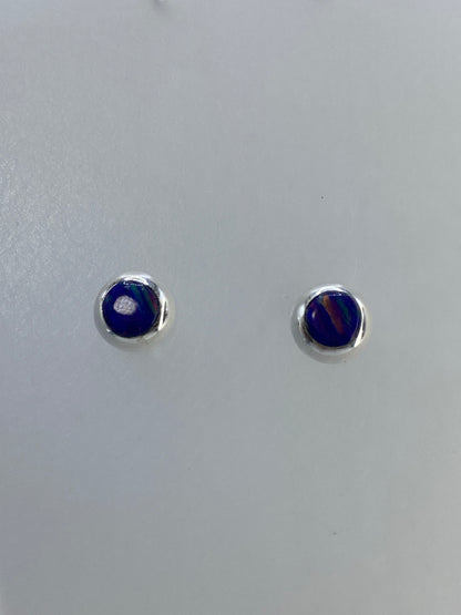 Arete individual de ópalo de fuego engastado en plata 925 visto de frente
