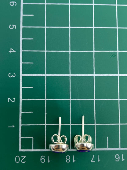 Aretes sobre fondo blanco mostrando el Quinto 925 y los destellos multicolor del ópalo