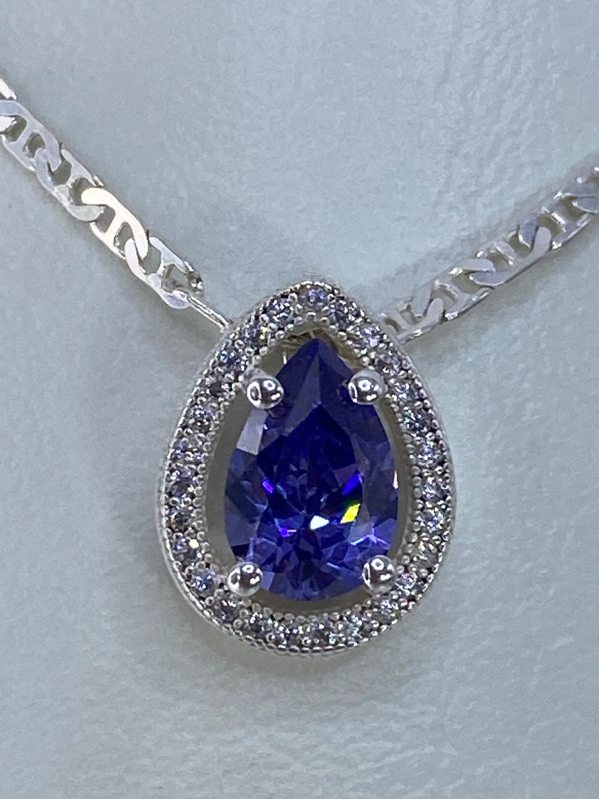 Detalle de la circonia azul con reflejo de luz
