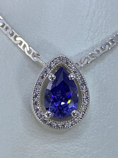 Detalle de la circonia azul con reflejo de luz