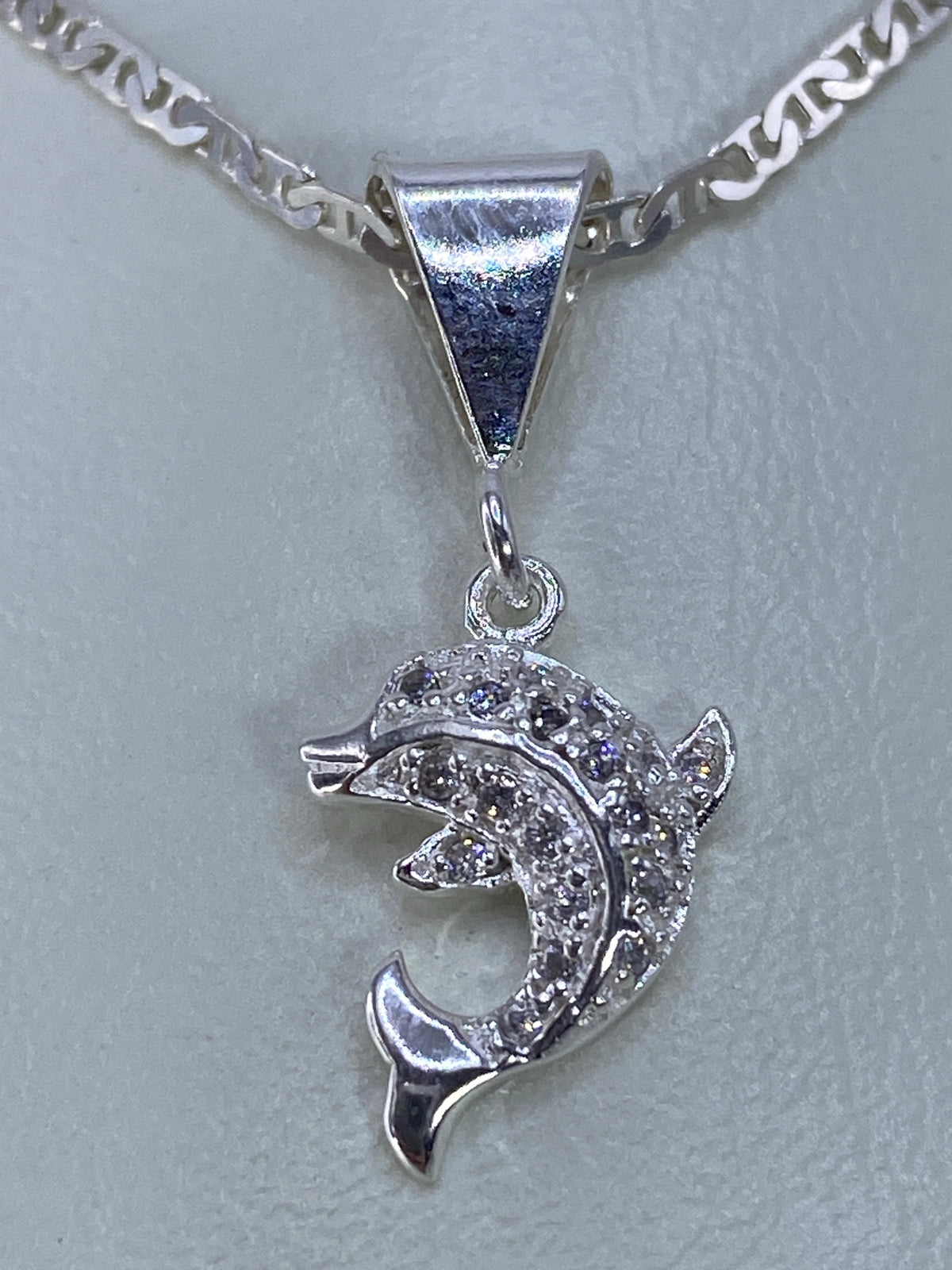 Diye de delfín de Taxco en plata 925, de 2.8 cm, sobre escala de medición