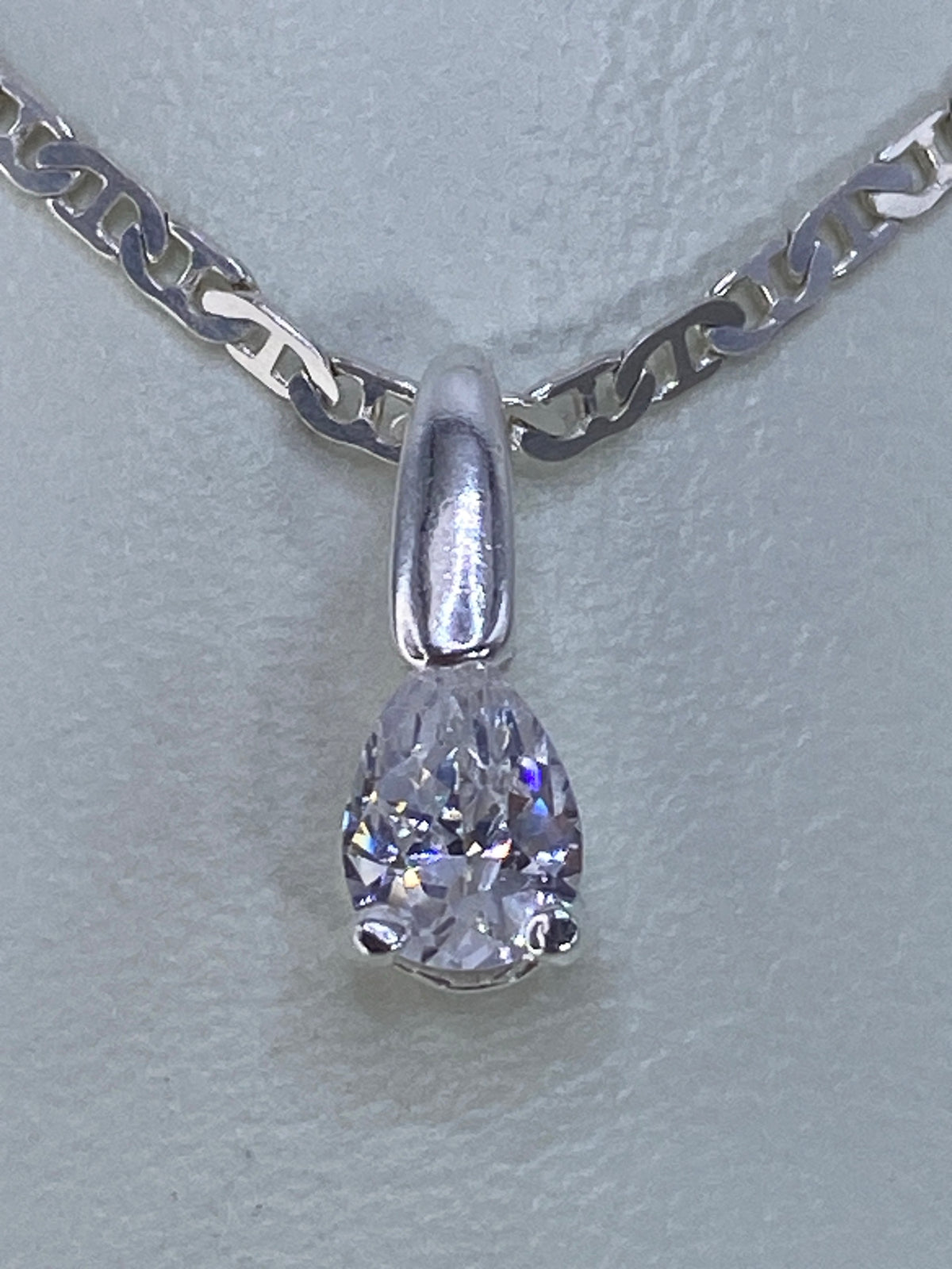 Dije gota de plata 925 con circonia cristalina engastada, colgante de cadena eslabonada