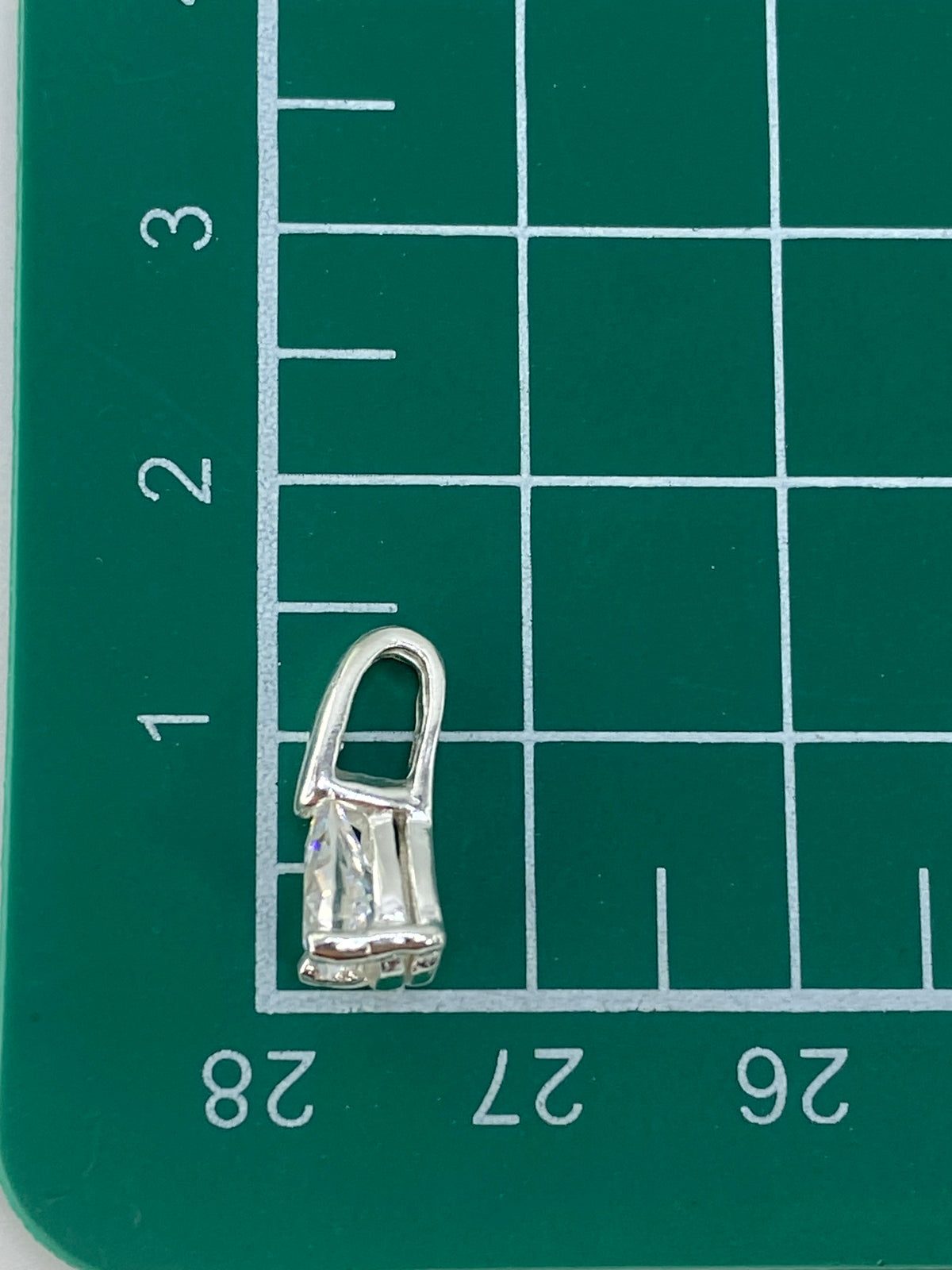 Dije gota de 1.5 cm junto a regla de medición, sin cadena incluida