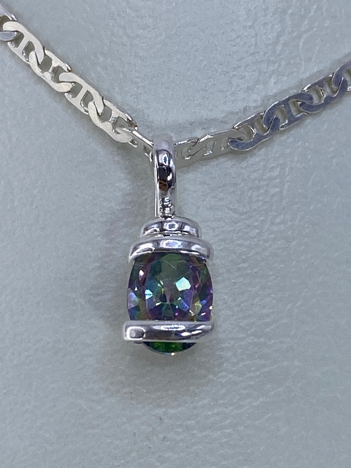 Dije de plata 925 con circonia multicolor engastada, colgando de una cadena plateada