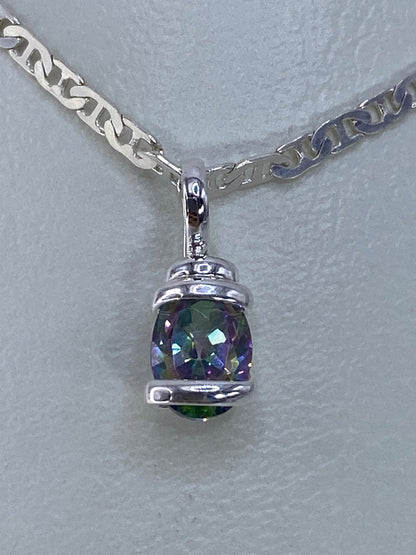 Dije de plata 925 con circonia multicolor engastada, colgando de una cadena plateada