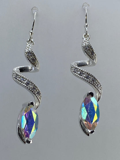 Aretes de plata serpentín con circonia multicolor azul y amarillo, sobre fondo gris