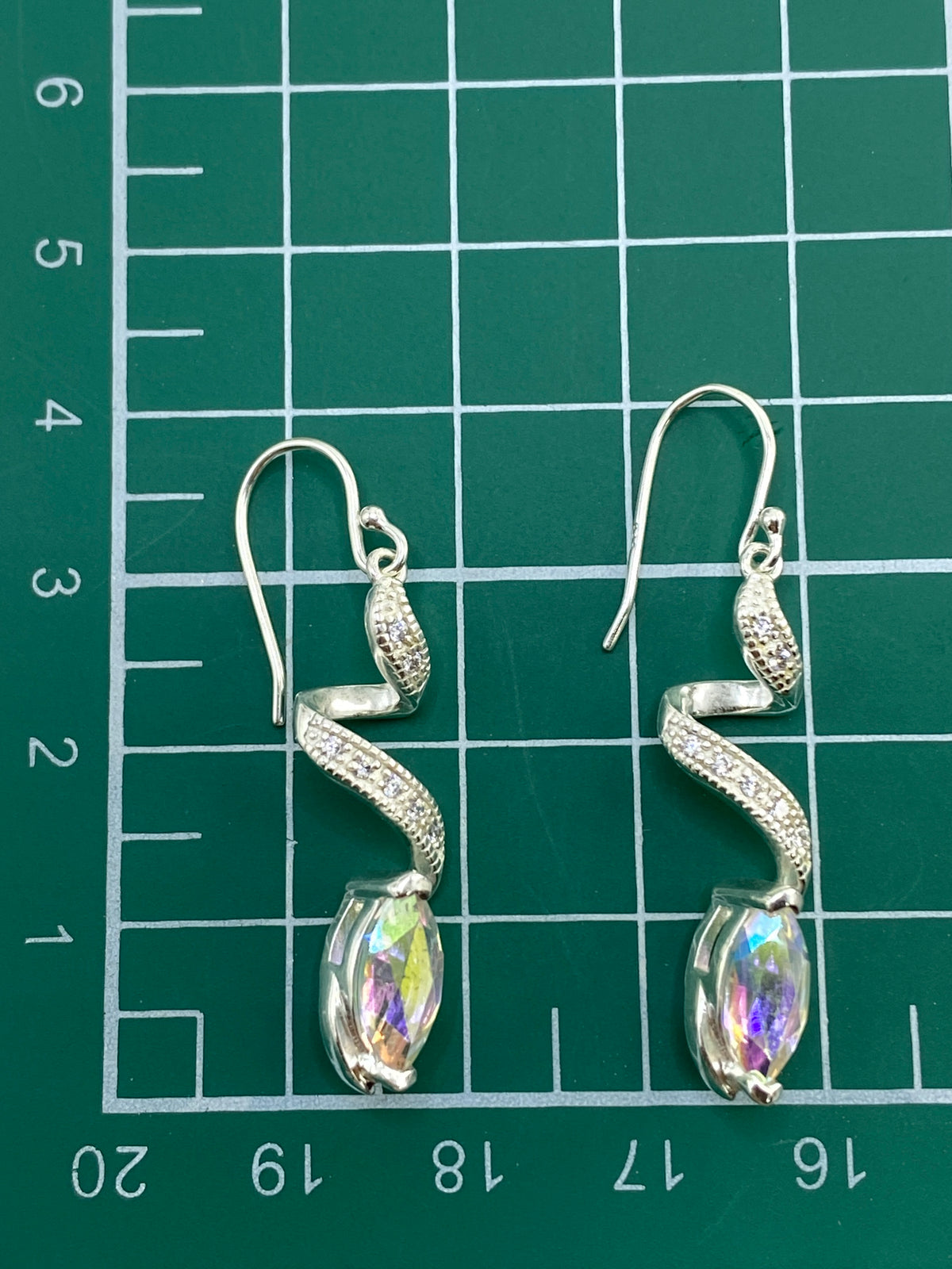 Aretes de plata 925 con gancho mostrando el Quinto en la plata