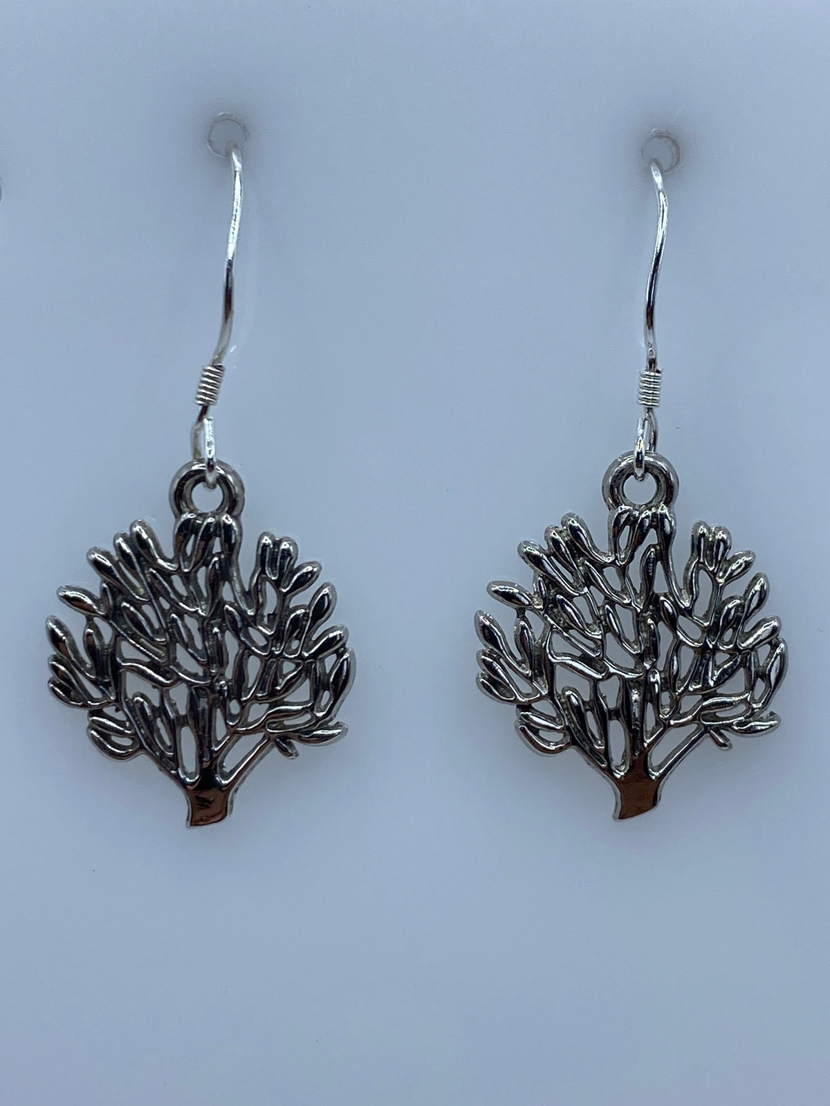 Par de aretes Árbol de la Vida en plata 925 repujada, colgando de gancho de plata
