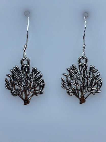 Detalle frontal del Árbol de la Vida cincelado en cada arete