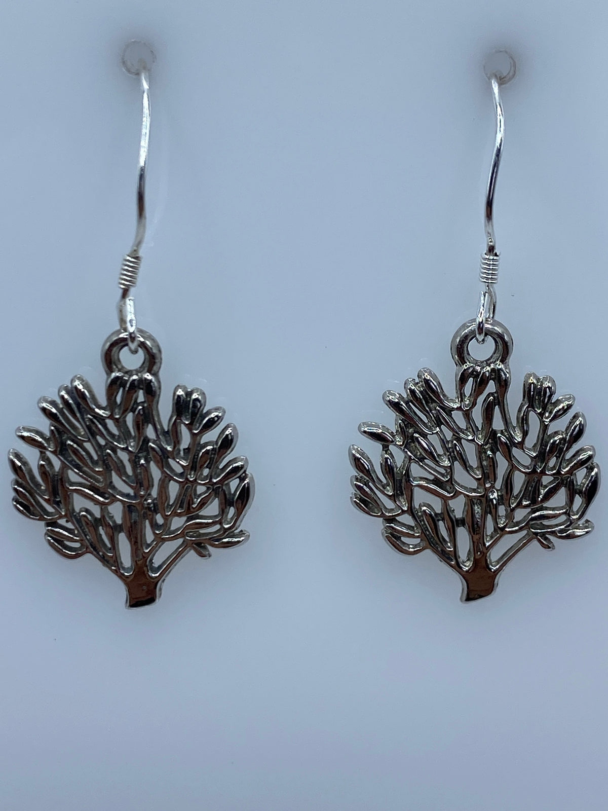 Aretes de plata en escala: 3.1 cm de largo total