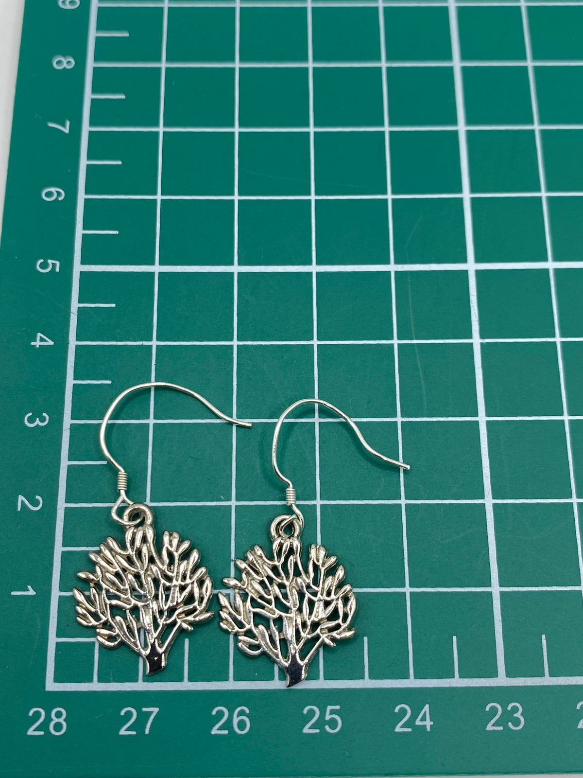 Aretes de repujado con gancho de plata, listos para usar