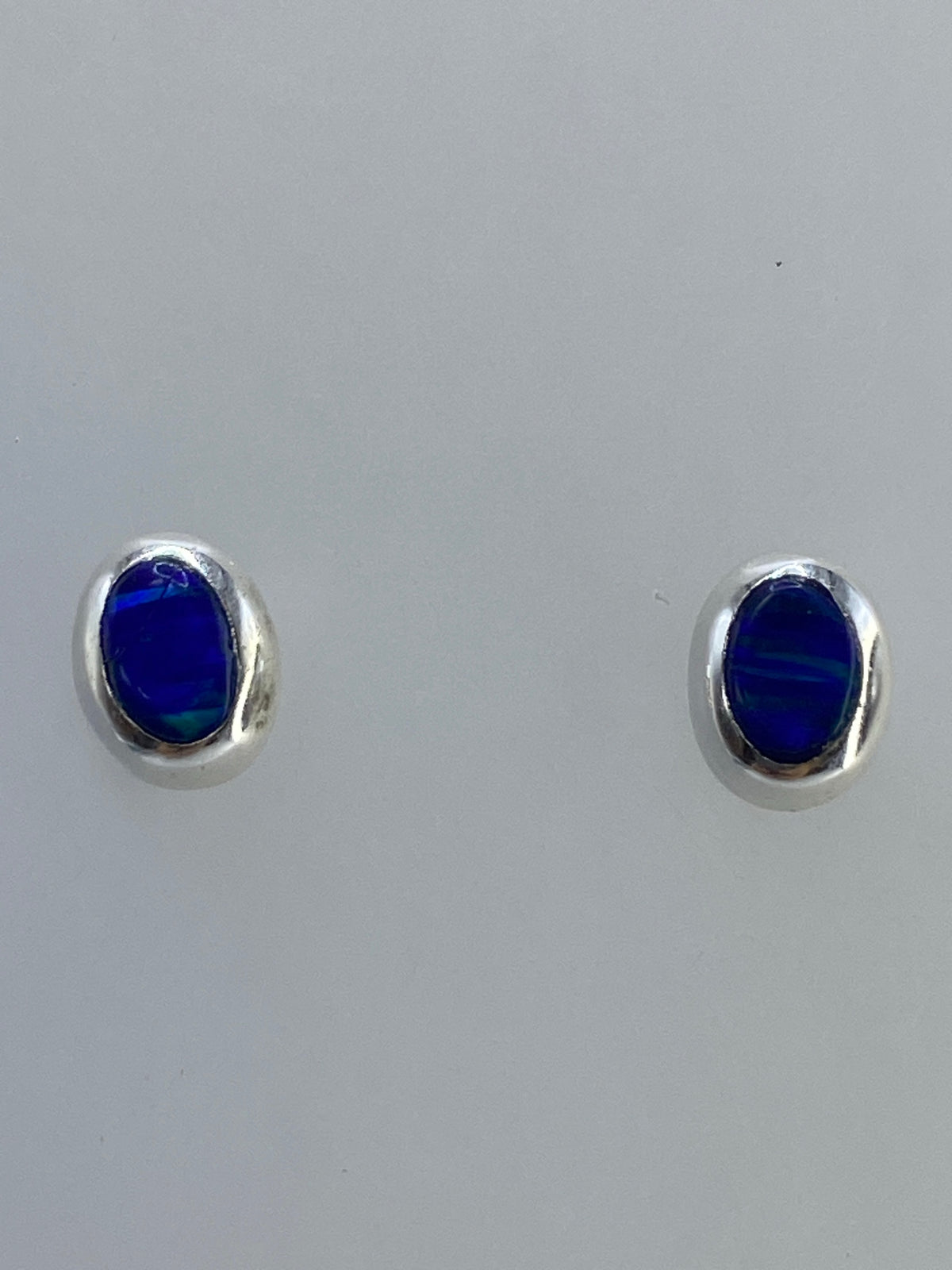 Par de aretes de plata con ópalo de fuego multicolor engastado