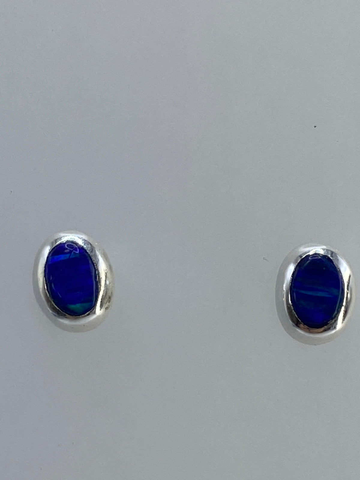 Aretes de plata 925 sobre regla métrica para mostrar tamaño real