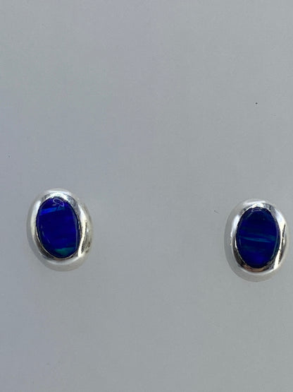 Aretes de plata 925 sobre regla métrica para mostrar tamaño real
