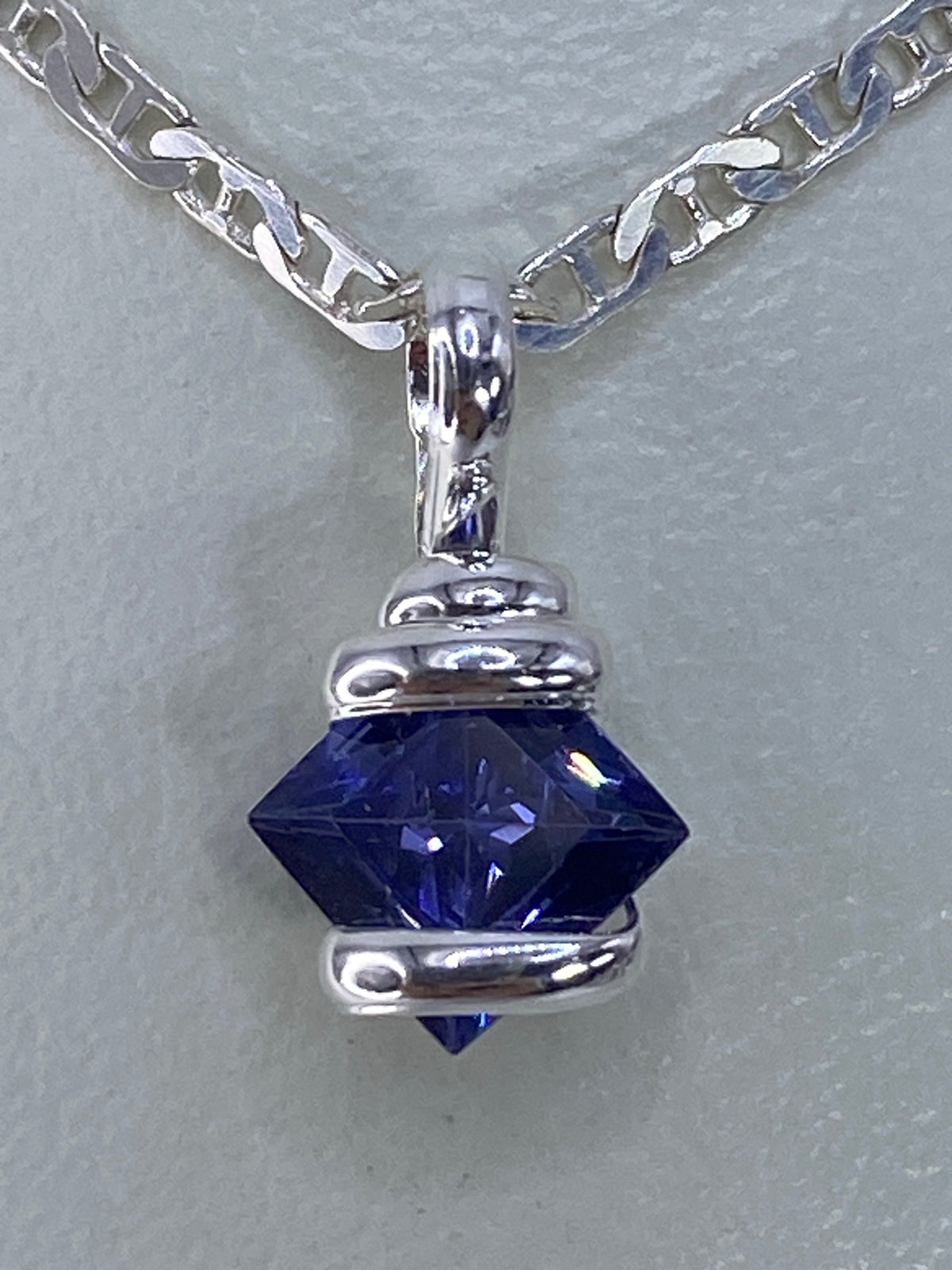 Detalle del engaste de circonia azul en plata de Taxco