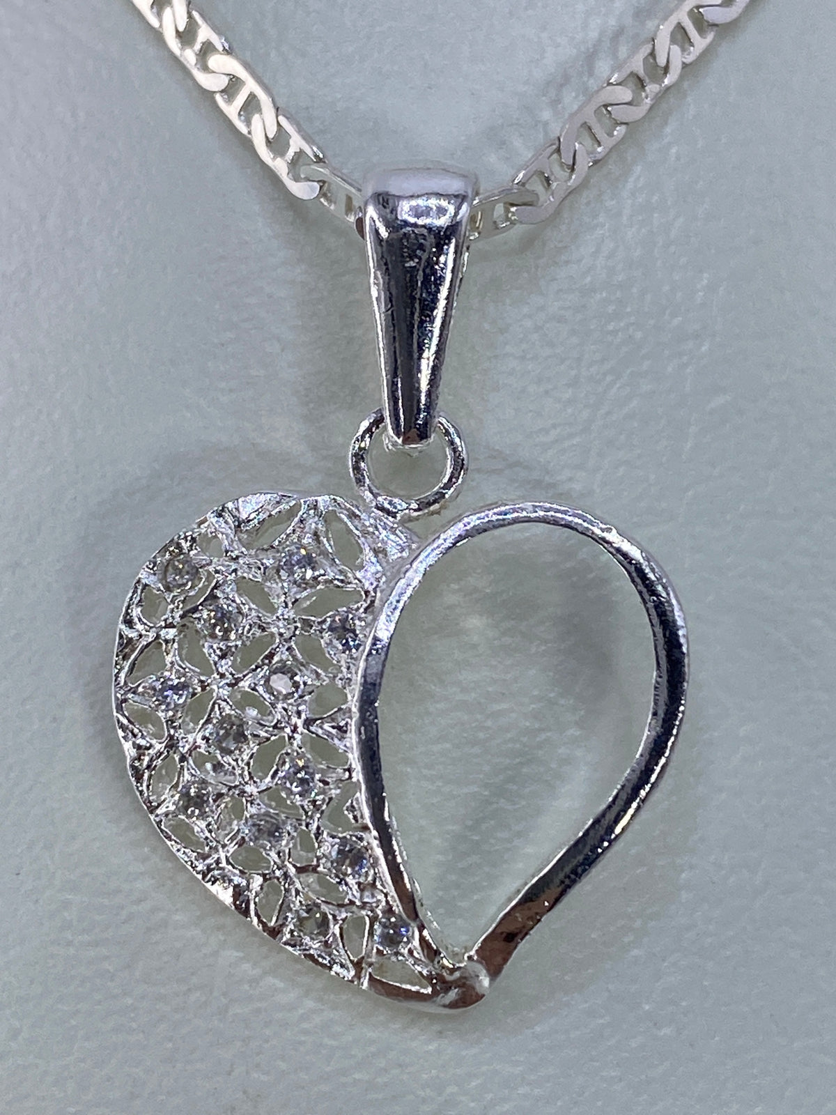 Dije de plata corazón con micro-pavé de circonia cristalina brillante sobre cadena