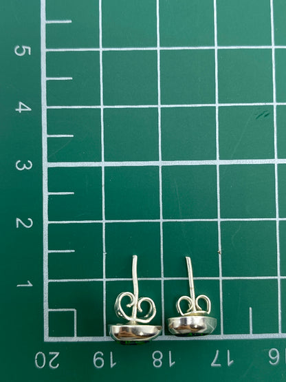 Comparativa de tamaño con escala de centímetros — aretes pequeños y delicados