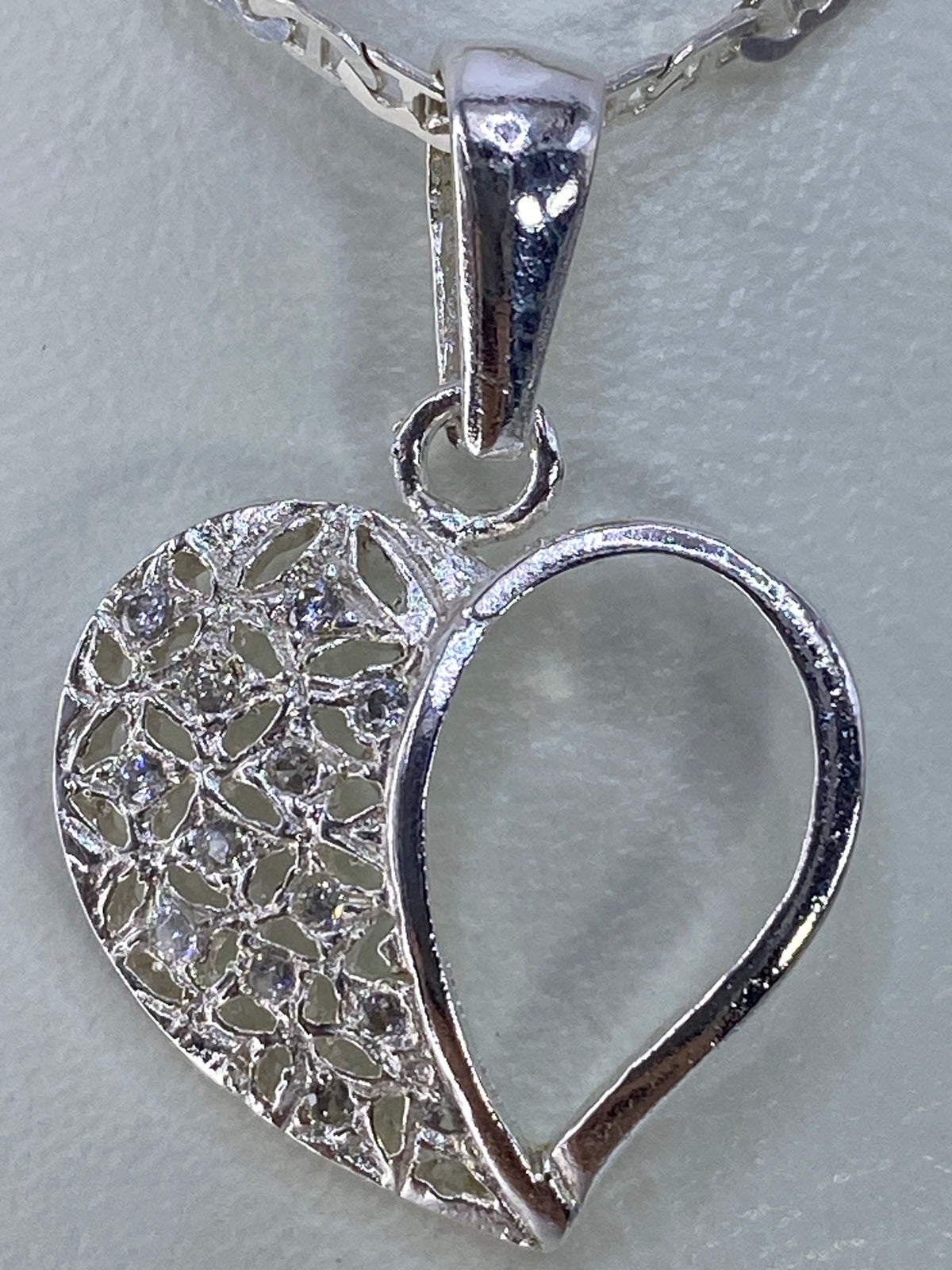 Dije corazón con filigrana y calado en plata, brillo cristalino