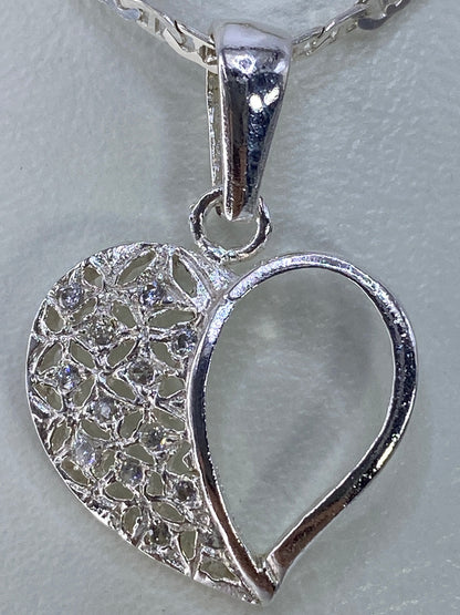 Dije corazón con filigrana y calado en plata, brillo cristalino