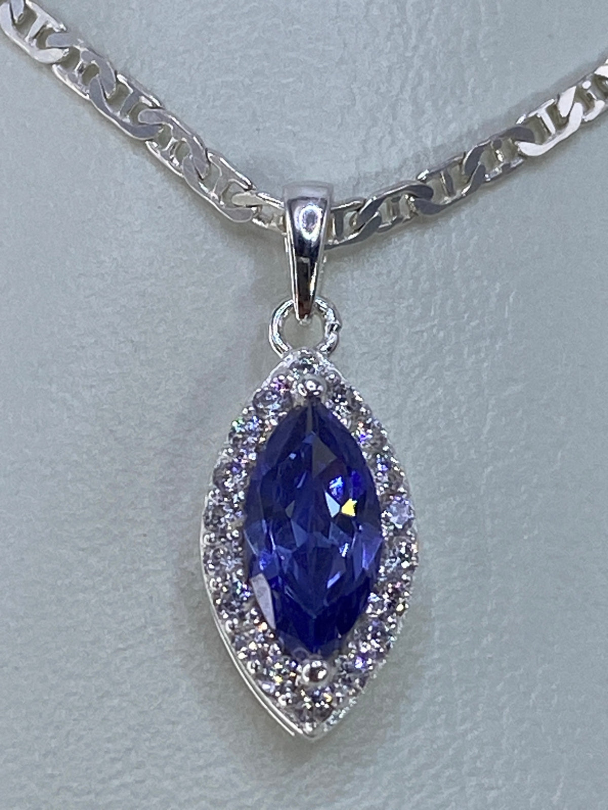 Dije de plata con circonia azul y micro-circonia cristalina, colgado de una cadena de eslabón en plata 925