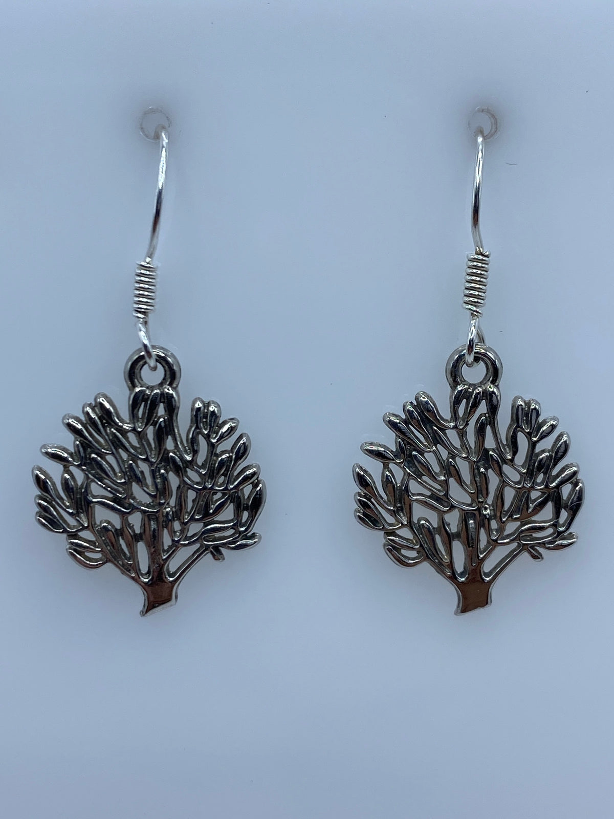 Aretes de plata repujada con motivo Árbol de la Vida, par completo con gancho
