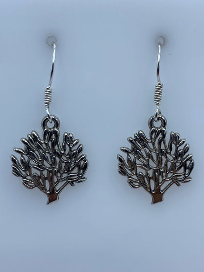 Aretes de plata repujada con motivo Árbol de la Vida, par completo con gancho