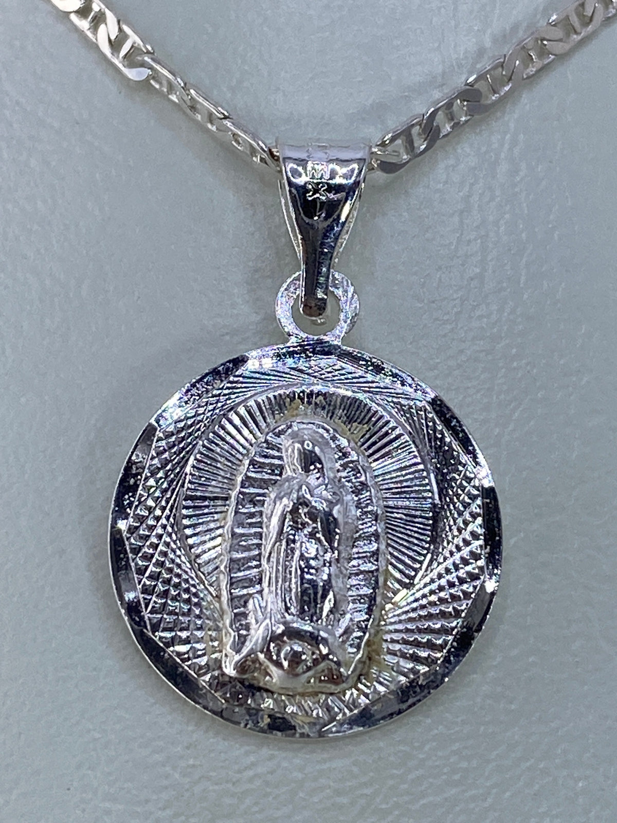 Dije de plata 925 con Virgen de Guadalupe en repujado artesanal de Taxco