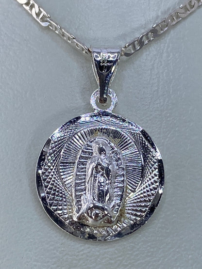 Dije de plata 925 con Virgen de Guadalupe en repujado artesanal de Taxco