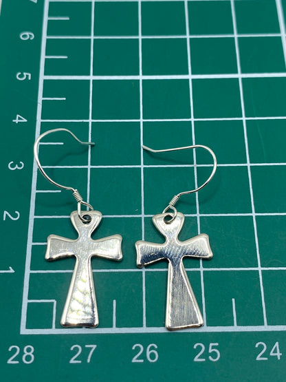 Aretes de cruz sobre regla mostrando largo de 3.2 cm con Quinto 925 visible