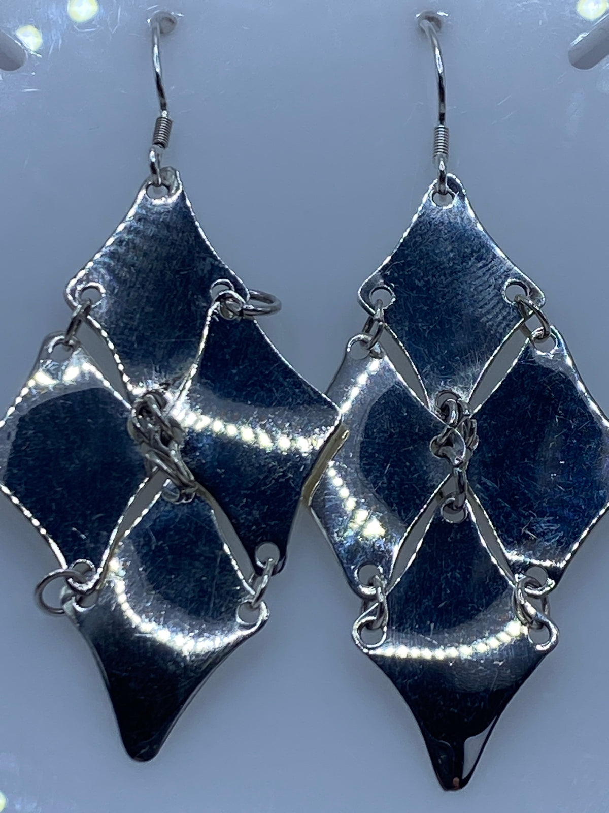 Aretes de plata pura con tres niveles escalonados vistos de frente
