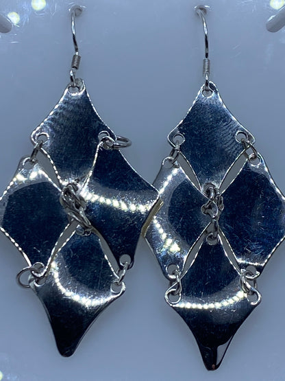 Aretes de plata pura con tres niveles escalonados vistos de frente