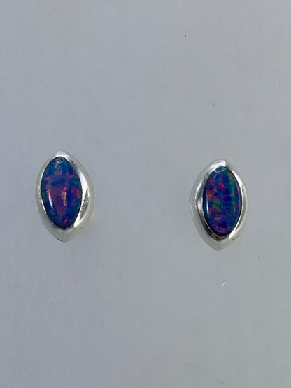Par de aretes de plata 925 con ópalo de fuego multicolor engastado, vista frontal