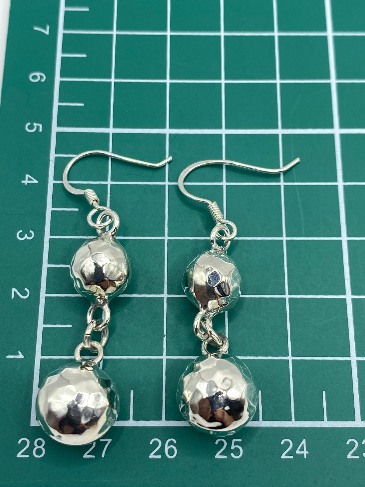 Aretes de plata .925 repujada con cierre de gancho seguro en primer plano