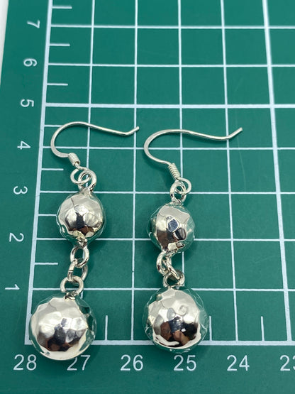 Aretes de plata .925 repujada con cierre de gancho seguro en primer plano
