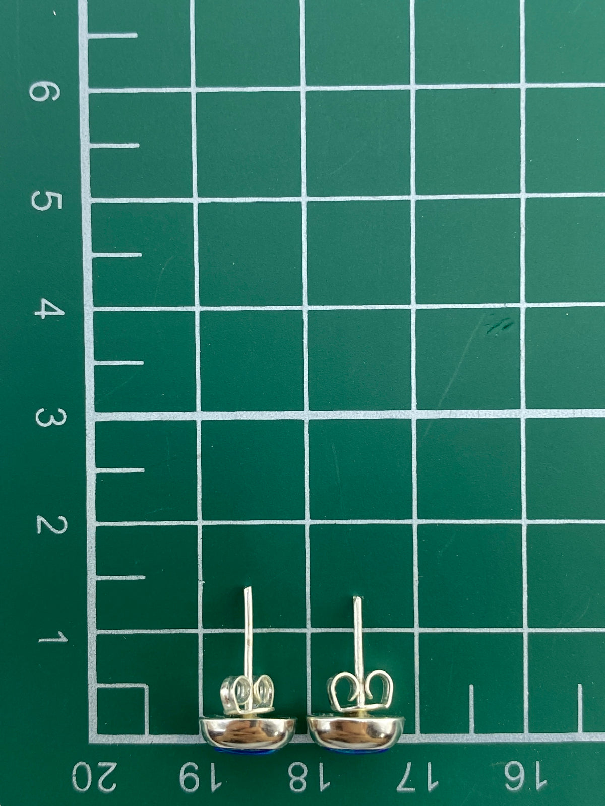 Par de aretes de ópalo de fuego en estuche de presentación