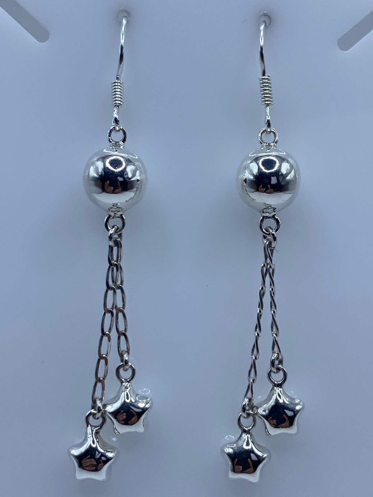 Aretes largos de plata 925 con esferas pulidas y estrellas en cascada, vista completa del par