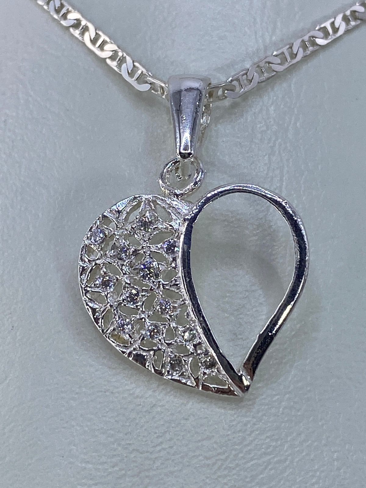 Detalle del micro-pavé de micro-Circonia en el dije corazón de Taxco