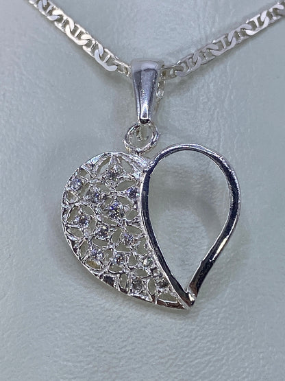 Detalle del micro-pavé de micro-Circonia en el dije corazón de Taxco