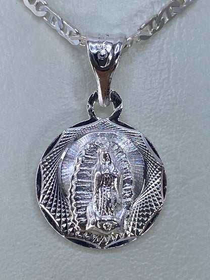 Dije de plata repujado con la Virgen de Guadalupe, tamaño 2.2 cm, vista frontal