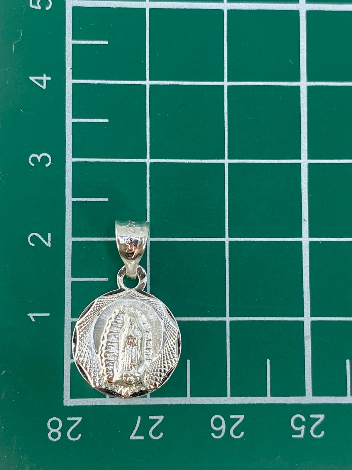 Dije sobre escala de referencia mostrando su tamaño discreto (2.2 cm)