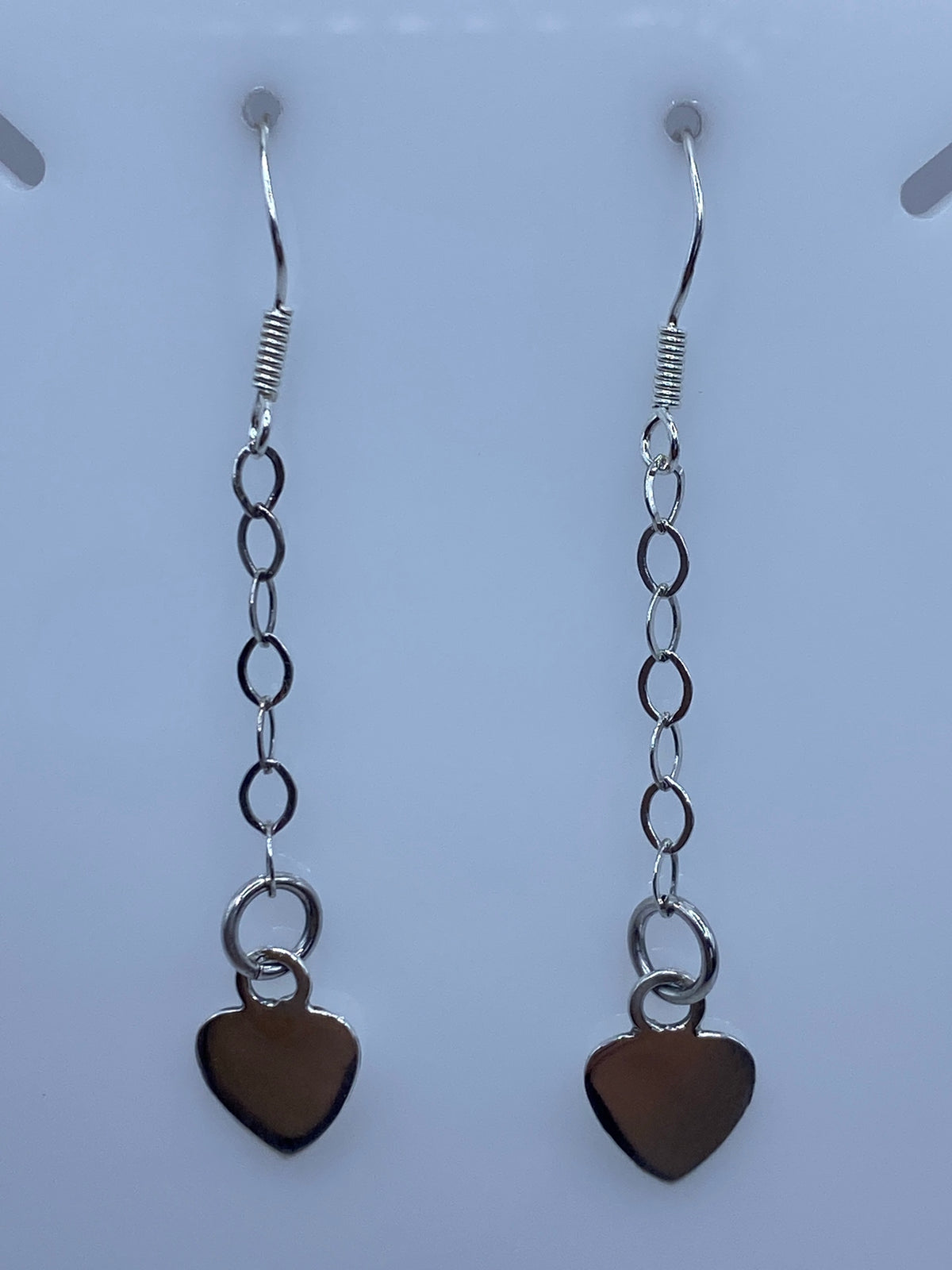 Detalle del engaste a mano del corazón en los aretes