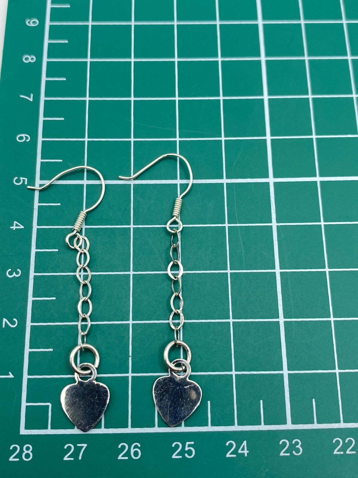Aretes de corazón de plata en embalaje, listos para regalo
