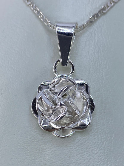 Detalle del diseño floral repujado a mano en plata 925