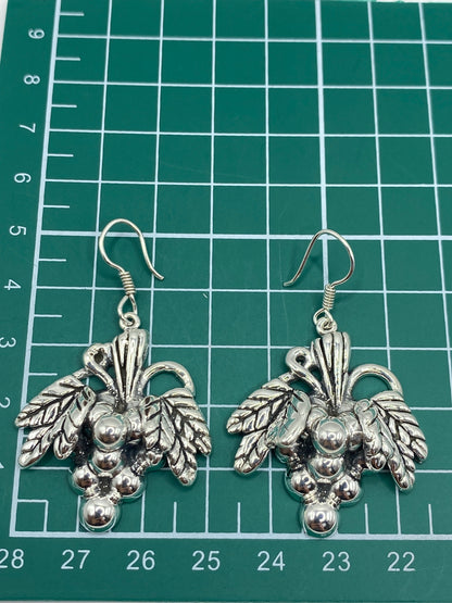 Aretes con sello 925 visible en los ganchos, brillo de plata pulida