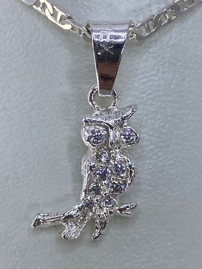 Dije búho de plata con micro-circonia cristalina brillante colgando de una cadena