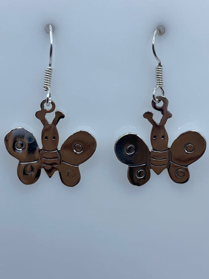 Par de aretes de plata con diseño de mariposa en repujado, vistos de frente