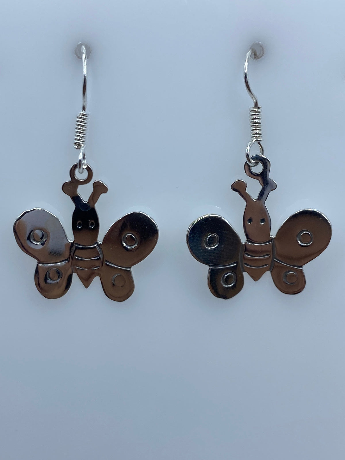 Aretes de mariposa en plata 925 con detalle del relieve repujado