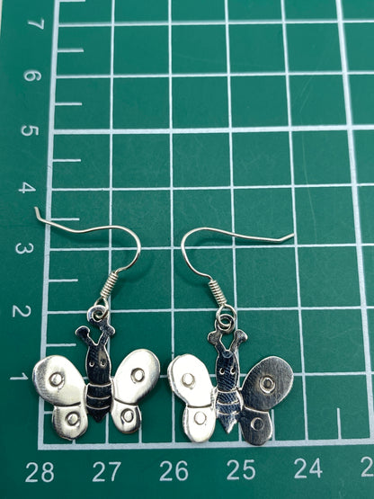Ambos aretes de mariposa juntos, vista frontal, con cierre quirúrgico visible