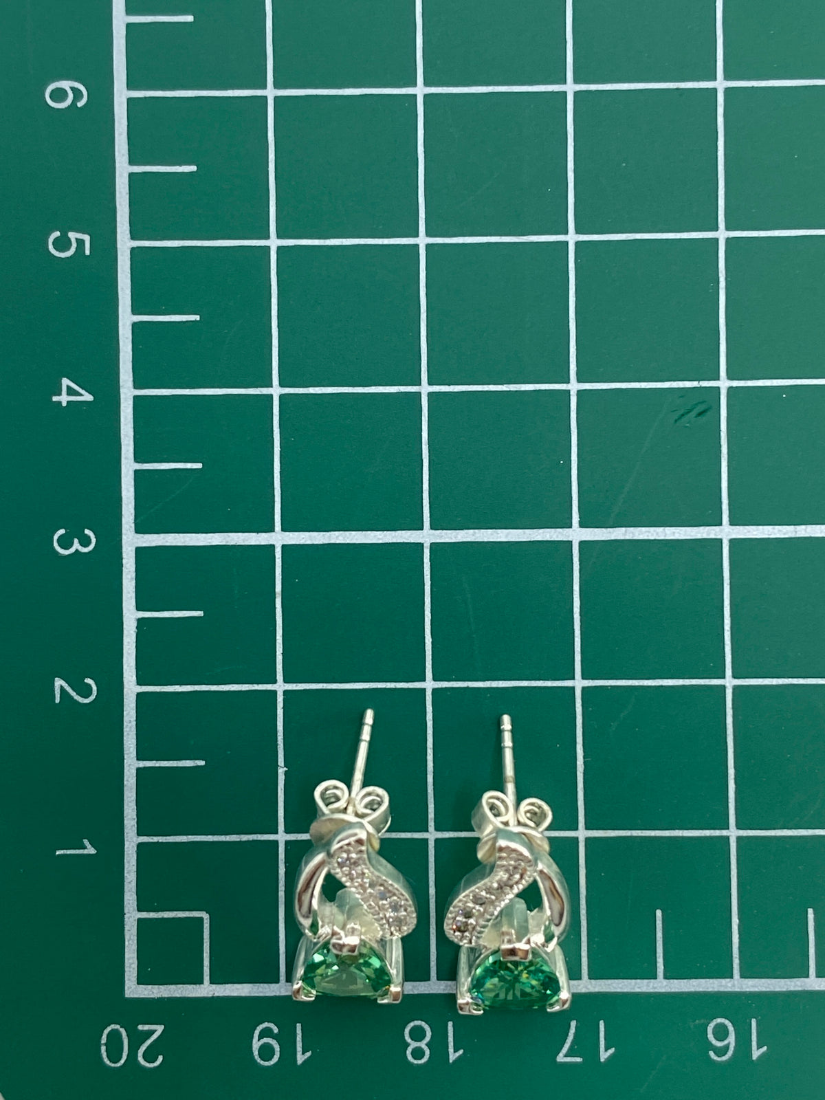 Par de aretes en estuche azul mostrando el Quinto 925, listos para regalar
