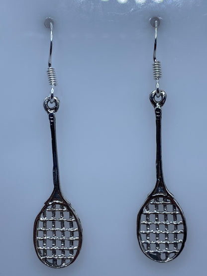 Detalle del calado artesanal en plata 925 mostrando la precisión del corte en diseño de raquetas